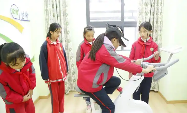 同学们正一起拼搭心情积木五颜六色的积木块在他们手中逐渐成型 同学们正一起拼搭心情积木五颜六色的积木块在他们手中逐渐成型