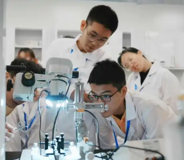 当中的讲堂经过光纤直达讲堂当名师在“专递讲堂”上为乡村孩子答疑 当中的讲堂经过光纤直达讲堂当名师在“专递讲堂”上为乡村孩子答疑